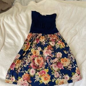 Gilli Flowered Dress in Size Medium.